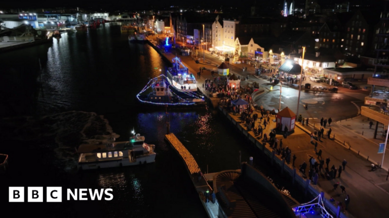 Read more about the article More than 800 candles illuminated Poole quay for charity