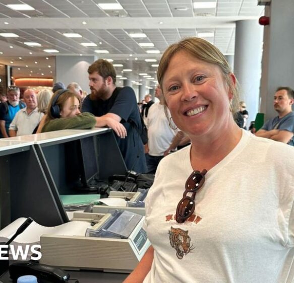 Devon mum steps in to help control crowds at Corfu Airport