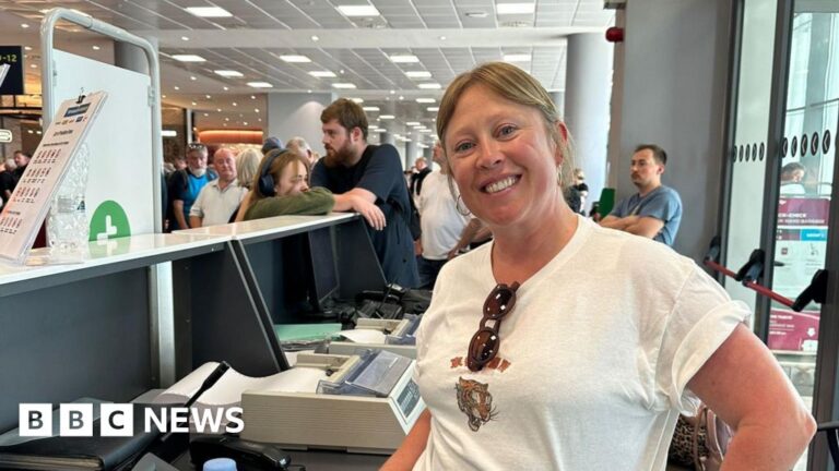 Read more about the article Devon mum steps in to help control crowds at Corfu Airport
