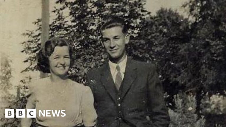 Read more about the article Man writes book based on 200 of his parents’ WW2 love letters