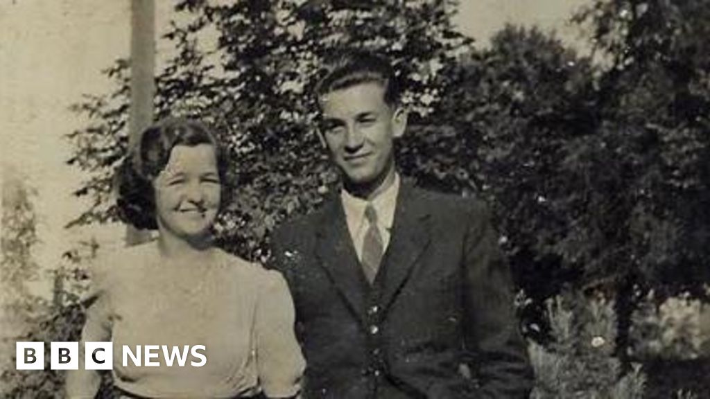 You are currently viewing Man writes book based on 200 of his parents’ WW2 love letters
