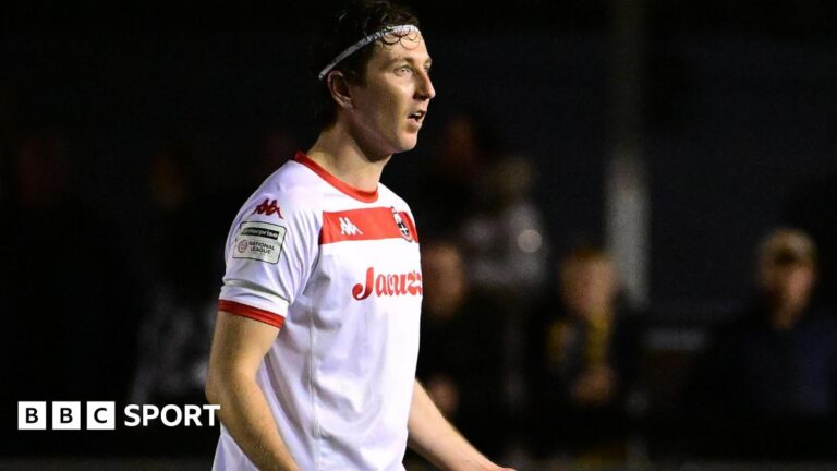 Read more about the article Truro City red card ‘showed no common sense’ – John Askey