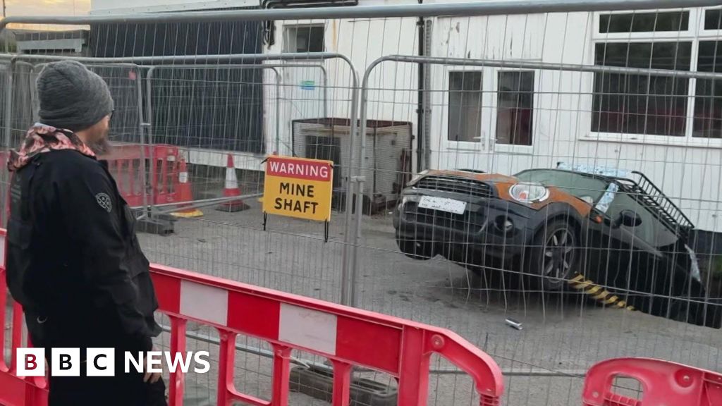 You are currently viewing Sinkhole car in Redruth still stuck after three weeks