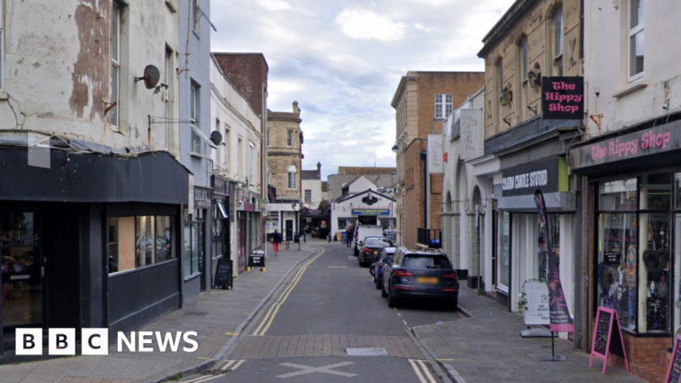 Read more about the article Two arrests after suspicious item found in bag