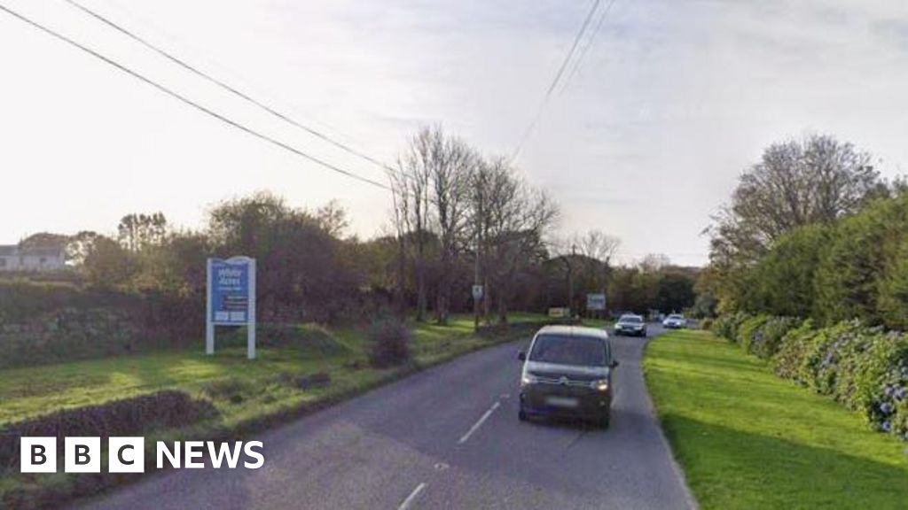 You are currently viewing Woman in her 80s dies after car and tractor crash near Newquay