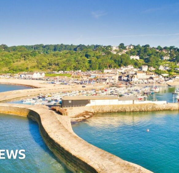 Lyme Regis Cobb breakwater hole plugged ahead of winter seas