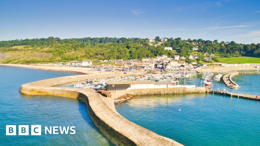 You are currently viewing Lyme Regis Cobb breakwater hole plugged ahead of winter seas