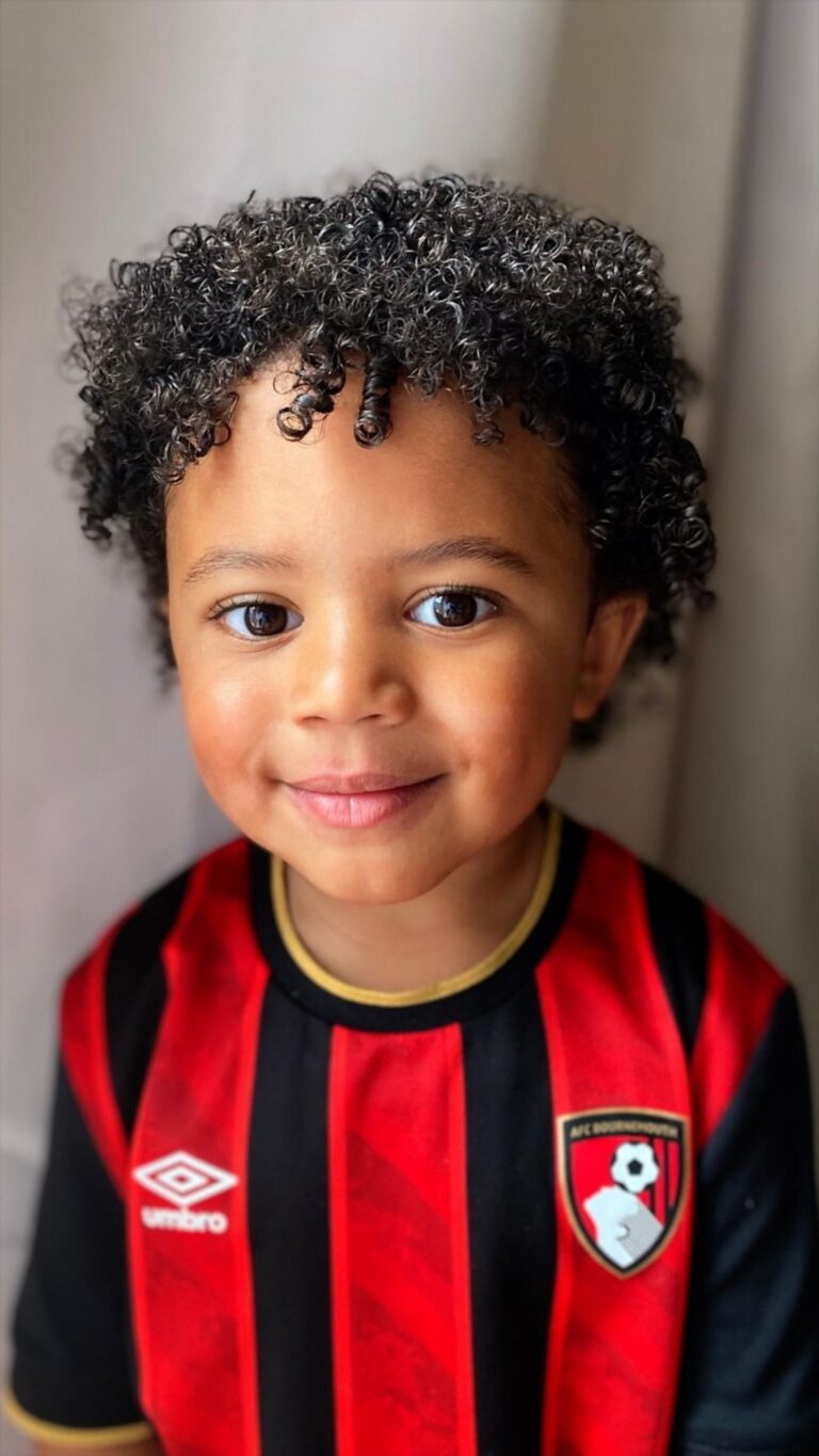 Read more about the article Adorable AFC Bournemouth fan sings on radio