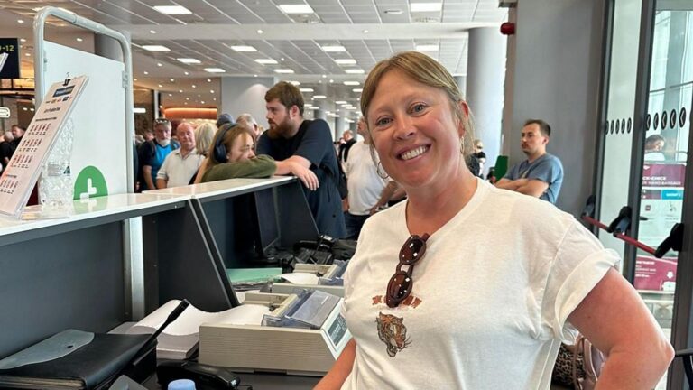 Read more about the article Devon mum steps in to control crowd at Greek airport