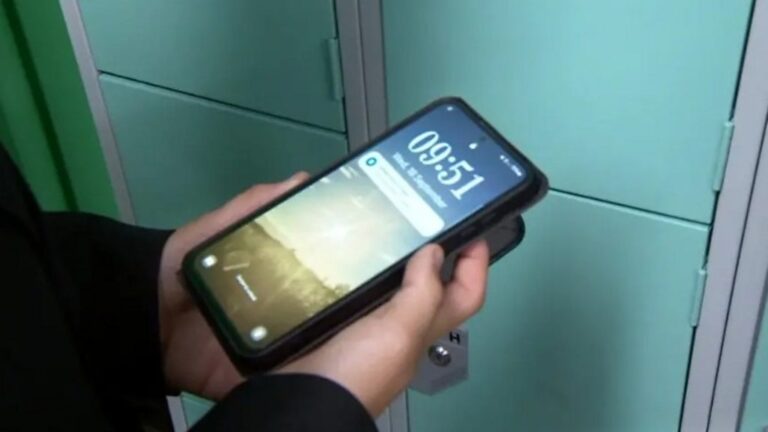 Read more about the article Earlier this year Kingsbridge Community College banned smartphones