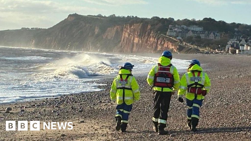 You are currently viewing Search for two men missing after Christmas Day swim called off