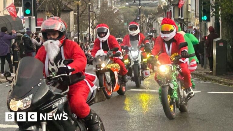 Read more about the article Hundreds of Santas ride through Cornwall and Devon for hospice