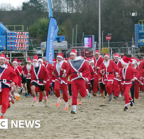 Hundreds of Santas in Weymouth charity beach pudding race