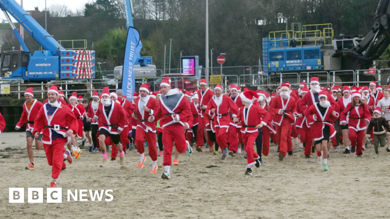 Read more about the article Hundreds of Santas in Weymouth charity beach pudding race