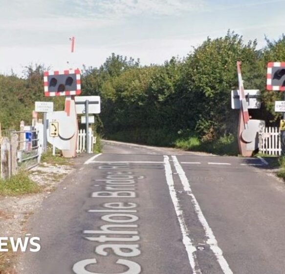 Plans to widen Crewkerne level crossing for pedestrian link