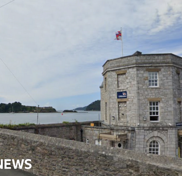 Plymouth RNLI crew rescued after waves capsize boat