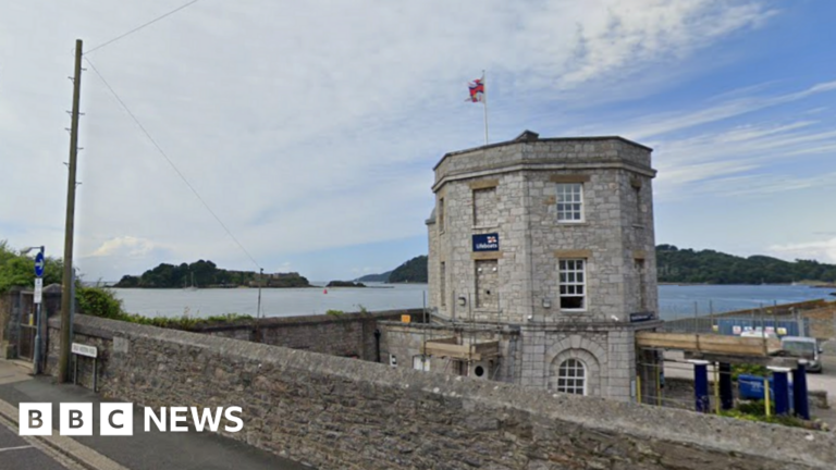 Read more about the article Plymouth RNLI crew rescued after waves capsize boat