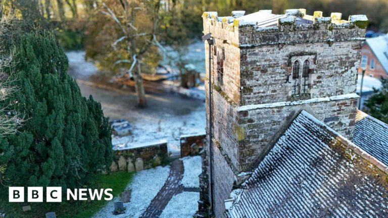 Read more about the article Spetisbury church bell peals for 400th year before tower repairs