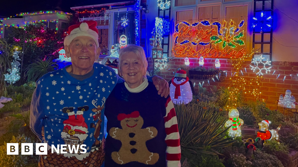 You are currently viewing South weekly quiz: Bill and Barbara's Christmas light up