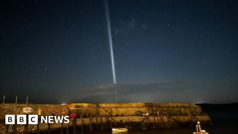 Read more about the article Strange pillar of light linked to Chinese rocket test flight
