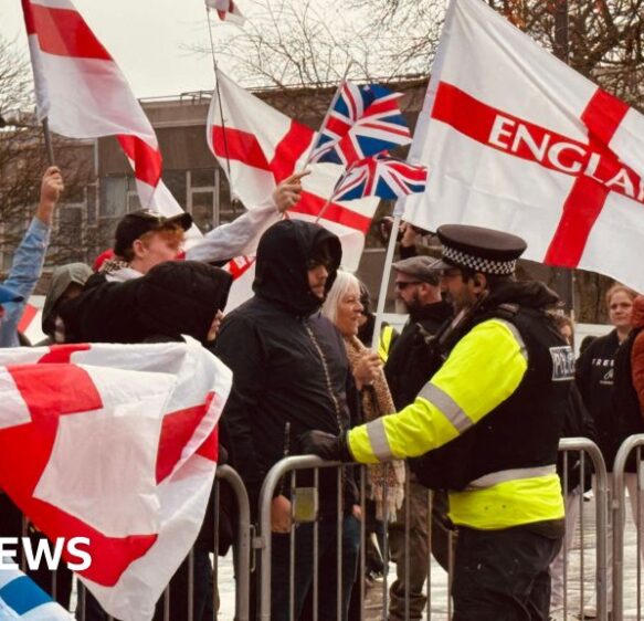 Hundreds gather as rival protests begin