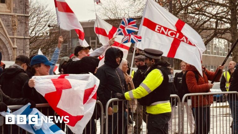 Read more about the article Hundreds gather as rival protests begin