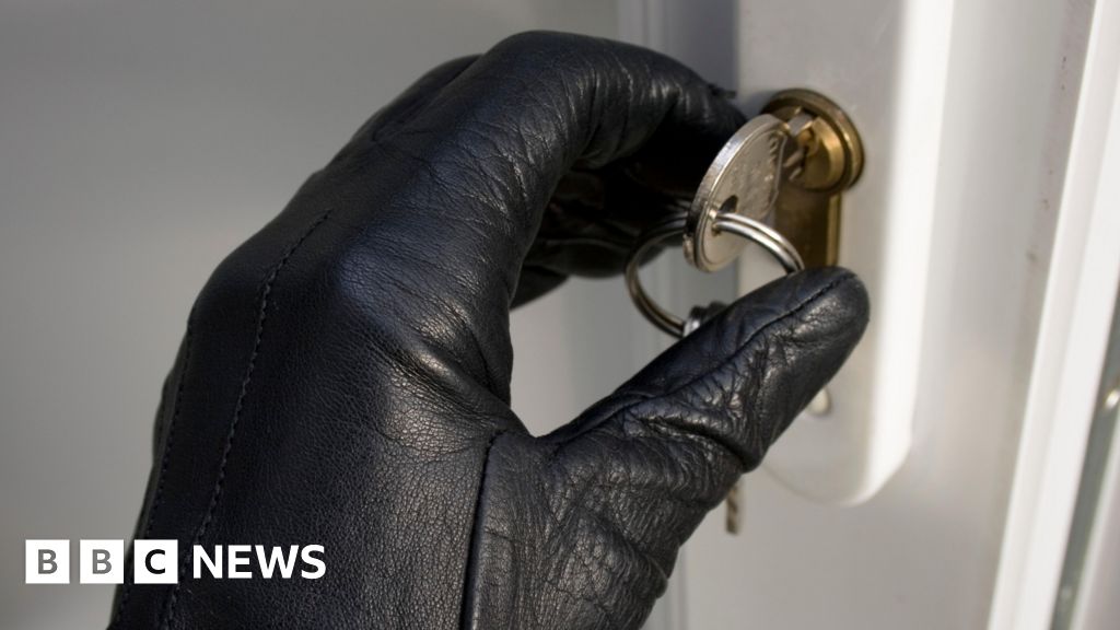 You are currently viewing South Devon residents urged to lock doors after house thefts