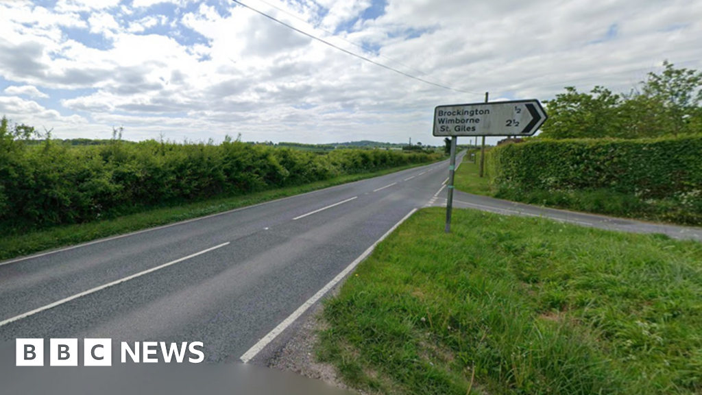 You are currently viewing Two drivers die in collision on rural road near Wimborne
