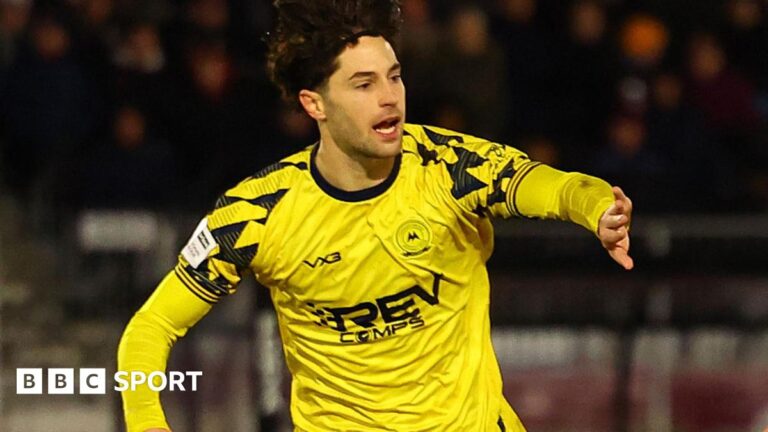 Read more about the article Jordan Young: Torquay United striker hailed by boss Paul Wotton