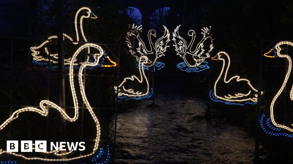 You are currently viewing Cornish village lit up to mark 12 days of Christmas