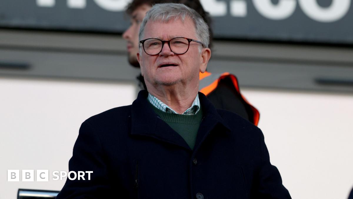 You are currently viewing Tom Cleverley: Plymouth Argyle owner Simon Hallett backs head coach