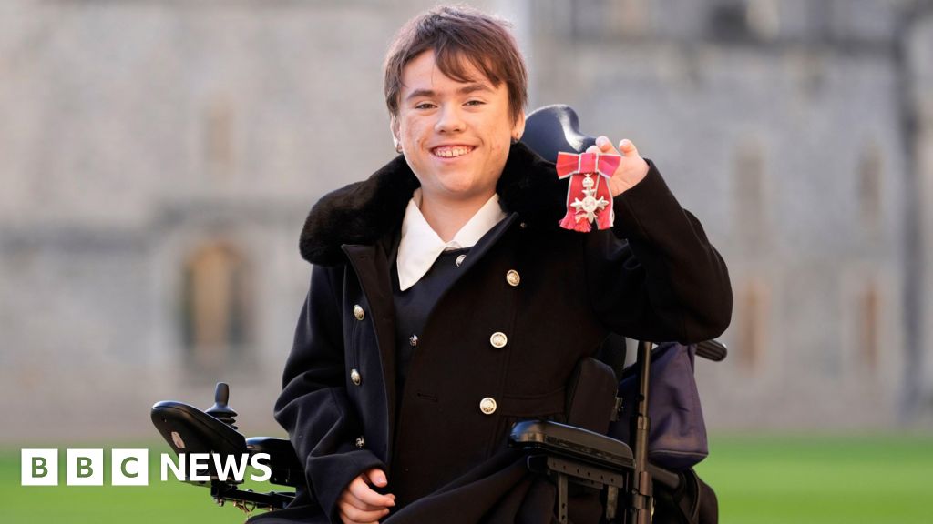 You are currently viewing Fundraising 11-year-old from Dorset becomes youngest MBE