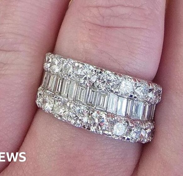 Jewellery stolen in ‘brazen’ knifepoint robbery