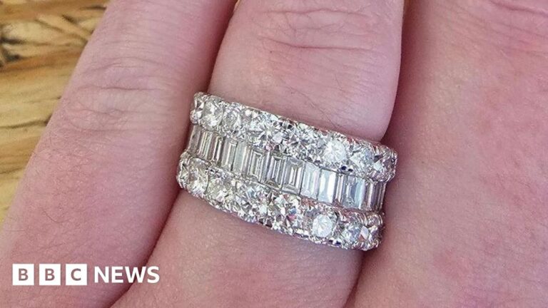 Read more about the article Jewellery stolen in ‘brazen’ knifepoint robbery