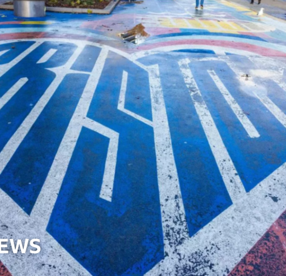 'Fading heart' and 'four men wanted in museum heist'