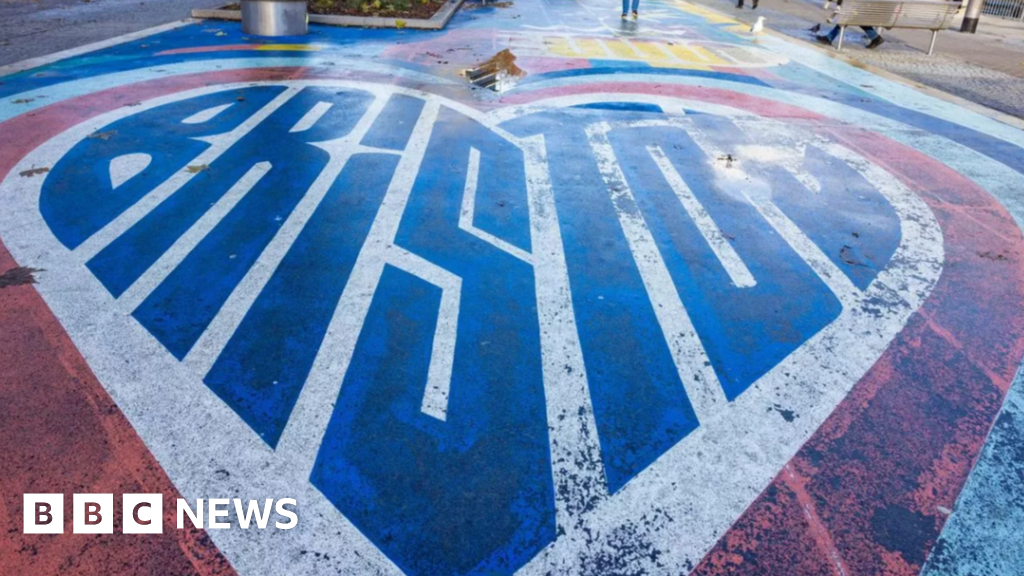 You are currently viewing 'Fading heart' and 'four men wanted in museum heist'