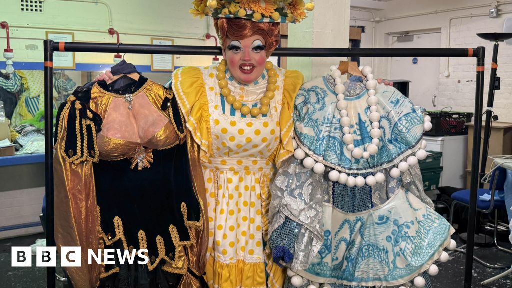 You are currently viewing John Inman’s legacy lives on through dame costumes in Weymouth