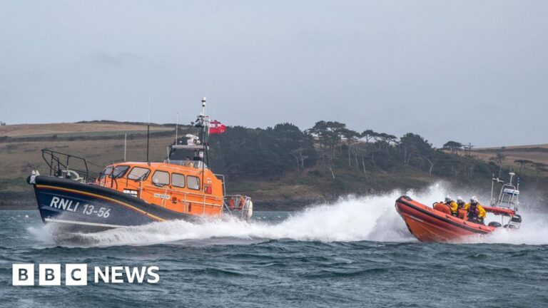 Read more about the article Falmouth Coastguard called to reports of missing teen kayakers