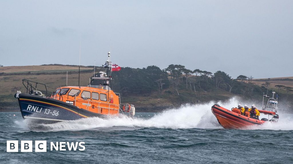 You are currently viewing Falmouth Coastguard called to reports of missing teen kayakers