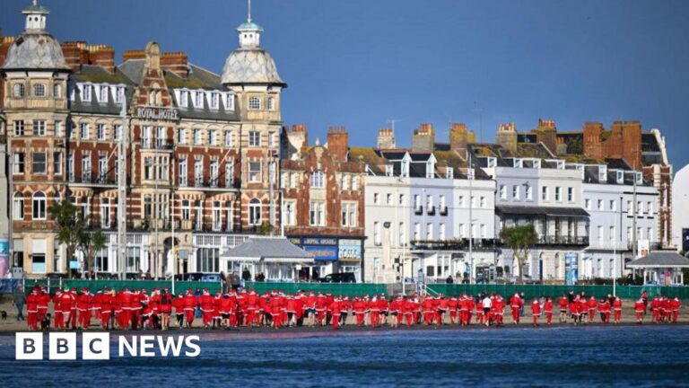 Read more about the article Santas limber up for festive Weymouth Beach charity pudding chase