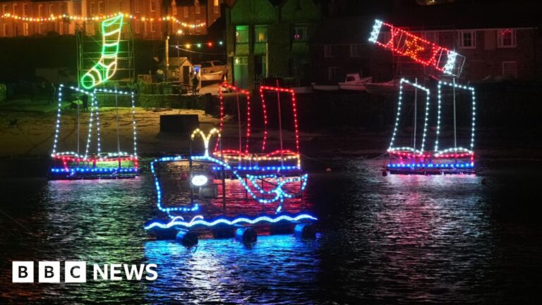 Read more about the article Mousehole festive lights team battle stormy conditions