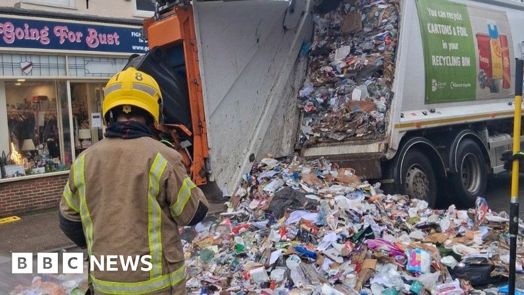 You are currently viewing Bin lorry fire in Wimborne ‘likely caused by battery’