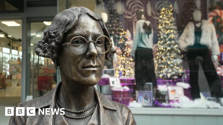 Read more about the article Sylvia Townsend Warner statue unveiled in Dorchester