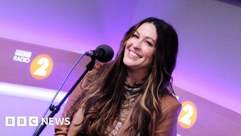 Read more about the article Alanis Morissette to play Powderham Castle in 2026