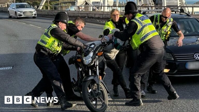 Read more about the article Four arrests as police stop Bournemouth illegal bike gathering