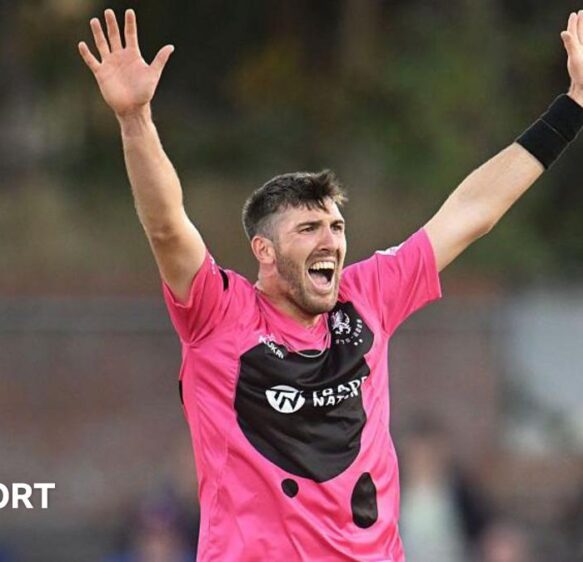 Craig Overton: Somerset all-rounder signs new three-year contract