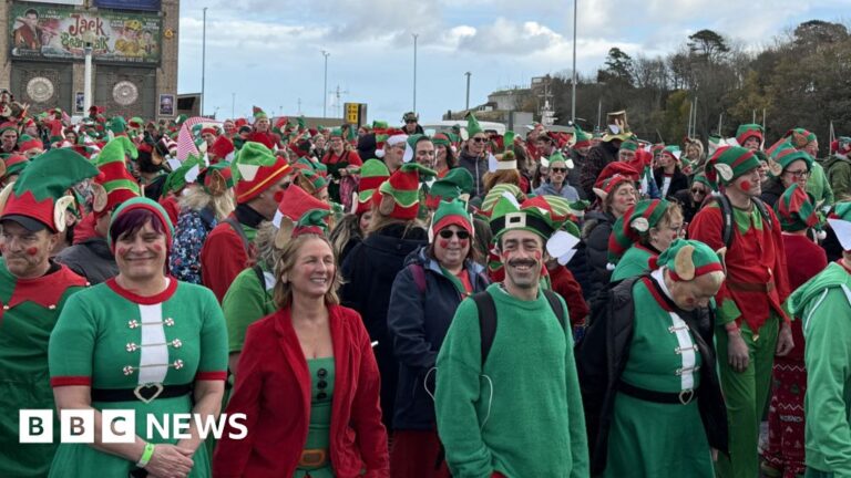 Read more about the article Hundreds dress as elves in Weymouth world record attempt