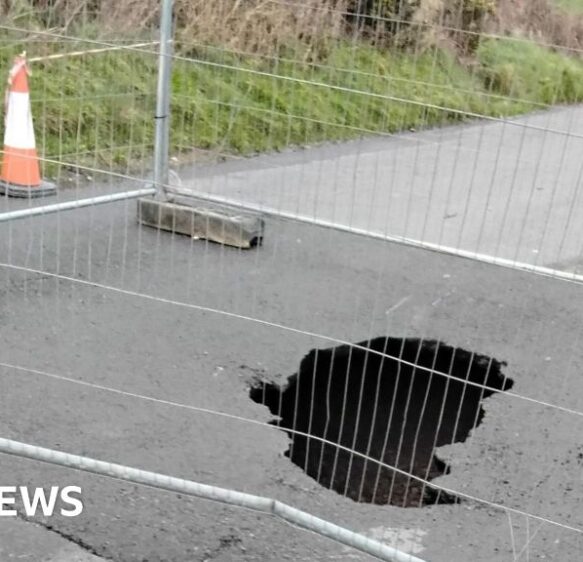 Hole closes road towards Dorset’s Hardy monument
