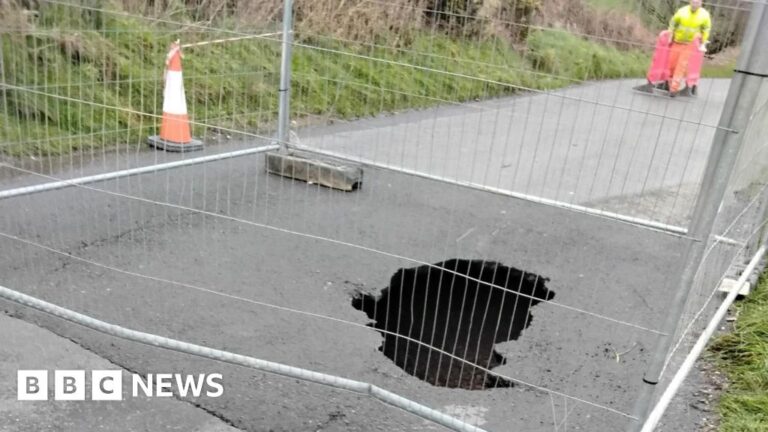 Read more about the article Hole closes road towards Dorset’s Hardy monument