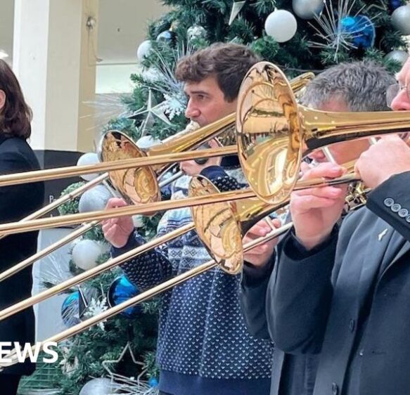 Bournemouth Symphony Orchestra plays Christmas music to shoppers